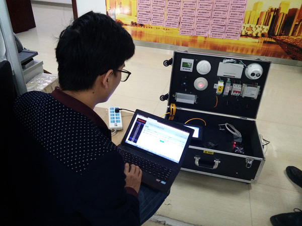 这是你在找的动环监控系统手提式展示样机箱吗？