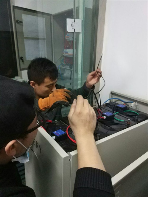 正在安装蓄电池内阻监测器