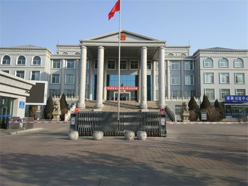 到达法院大门前