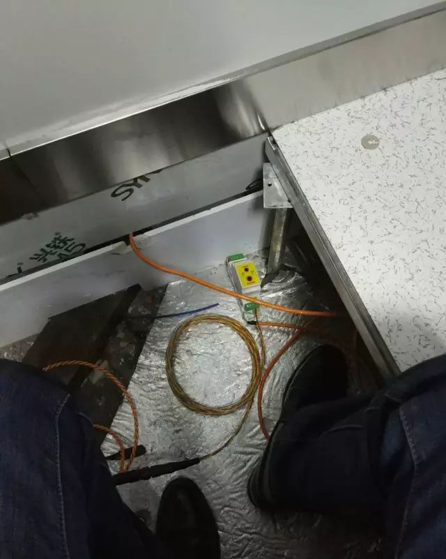 安装在地面的漏水检测器及感应线