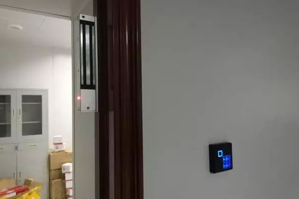 已安装好的门禁读卡器