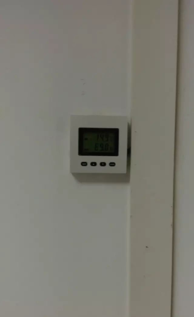 安装在墙壁的数字化温湿度传感器