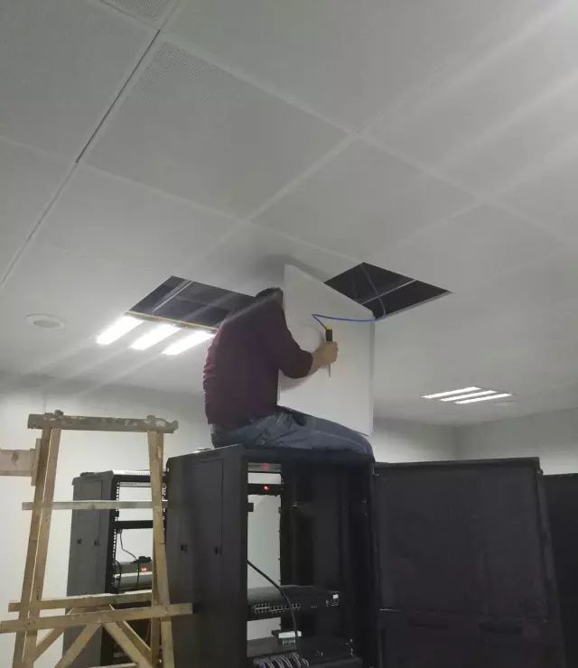 师傅正在安装传感器